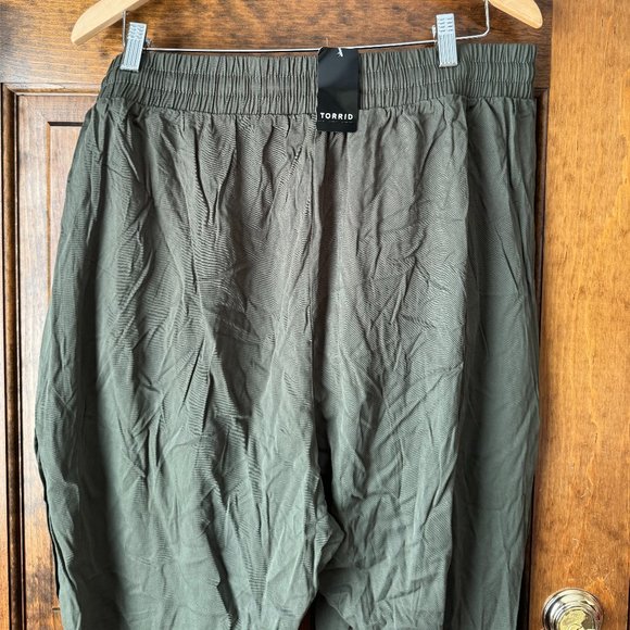 NWT Torrid Olive Cargo Pocket Jogger Size 2 (18-20) - Picture 10 of 12